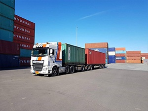 NAP transport vrachtwagen met twee zeecontainers